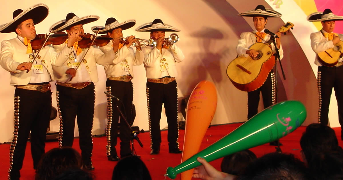 Mariachis de Magdalena Contreras tocando en un escenario internacional